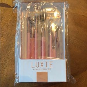 LUXIE complete face set makeup brushes